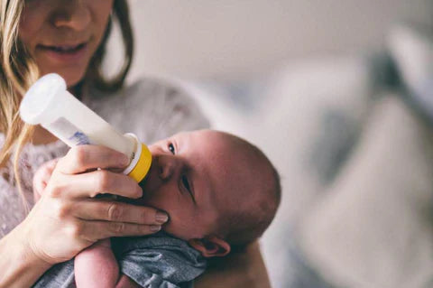 Baby vasthouden en voeden
