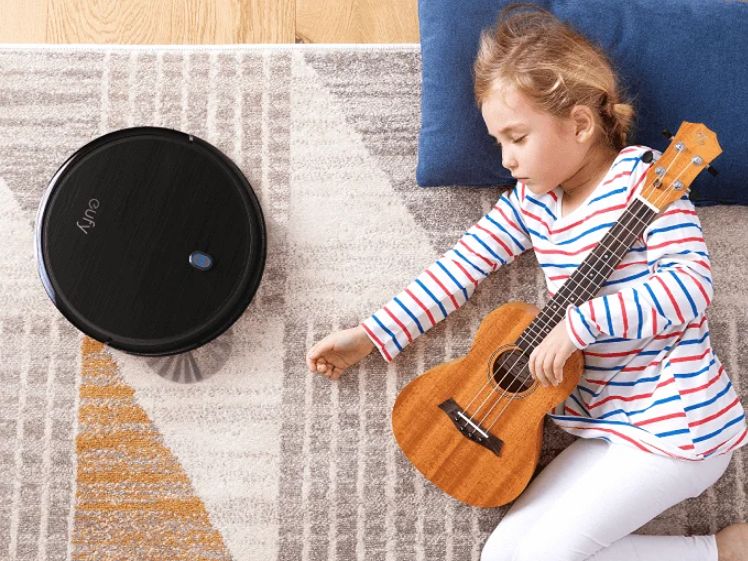 Robotstofzuiger reinigt zelfstandig het vloerkleed